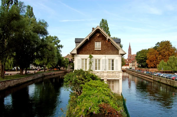 Река Иль и Ла Файт-Франс - Страсбург - Франция — стоковое фото