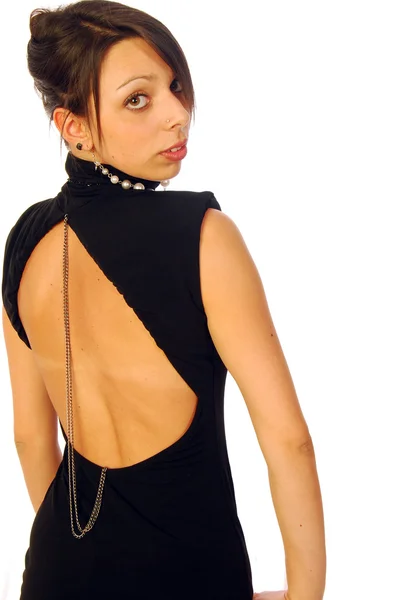 En vacker brunett i en elegant aftonklänning — Stockfoto