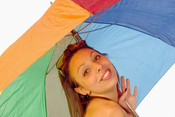 Vacker brunett under paraplyet — Stockfoto