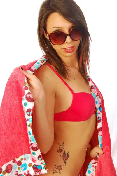 Sexy bruna in posa in un costume da bagno rosso — Foto Stock