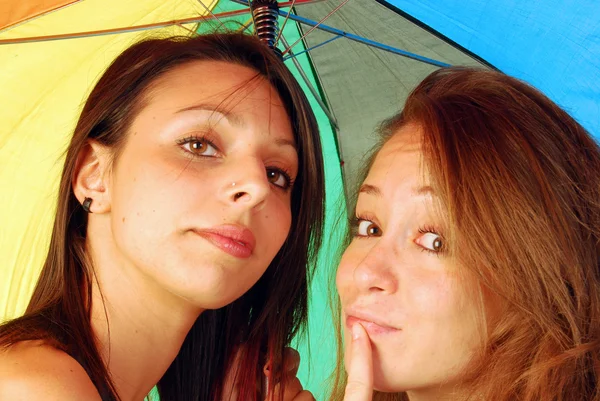 Dois amigos sob o guarda-chuva — Fotografia de Stock