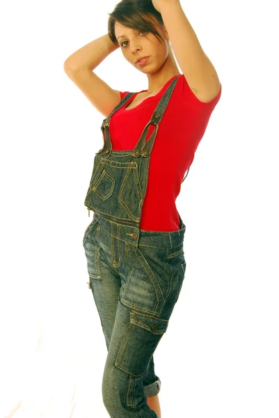 Mooie brunette met Amerikaanse overalls en rode t-shirt — Stockfoto