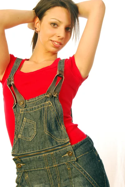 Piękna brunetka z kombinezon i czerwony t-shirt — Zdjęcie stockowe