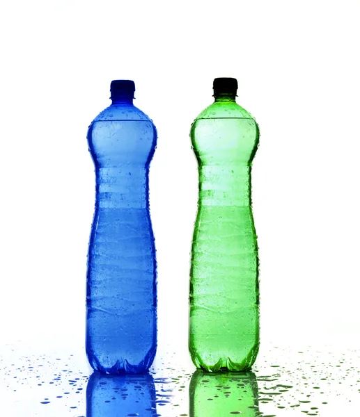 Botellas de plástico de agua mineral aisladas sobre fondo blanco —  Fotos de Stock