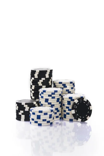 白で隔離されるカジノチップ — ストック写真