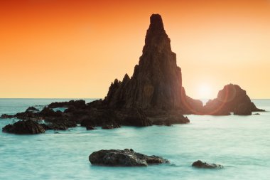 cabo de gata doğal parkın kıyısında günbatımı