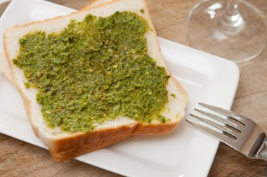 İtalyan pesto tost