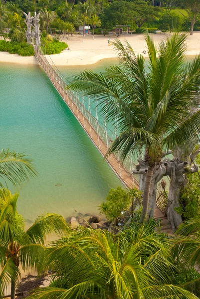 Висячий мост на остров — стоковое фото