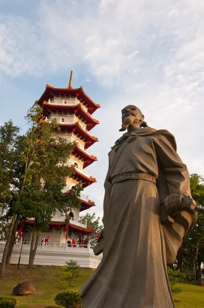 Historical statue and pagoda — Stock Photo, Image