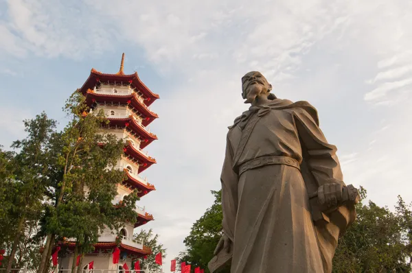 Historiska staty och pagoda — Stockfoto