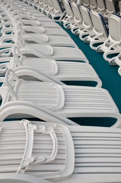 Λευκές καρέκλες παραλίας — Φωτογραφία Αρχείου