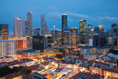 Singapur şehir gece manzarası