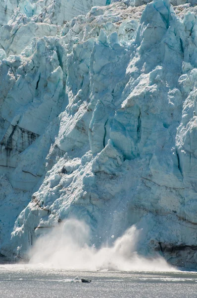 Kalven weergave van enorme gletsjer — Stockfoto
