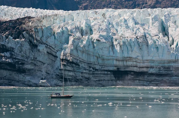 Pequeño barco y glaciar — Foto de Stock