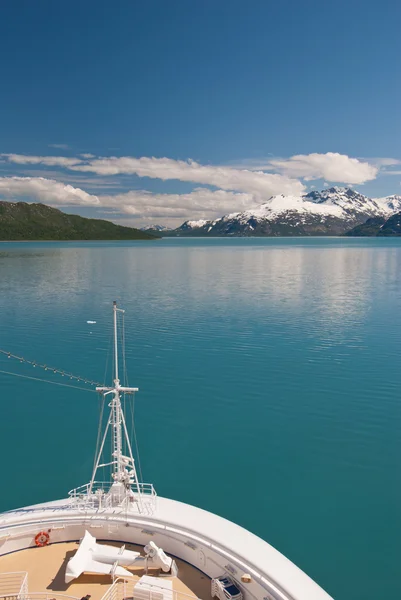 Cruise ship båge och landskap — Stockfoto