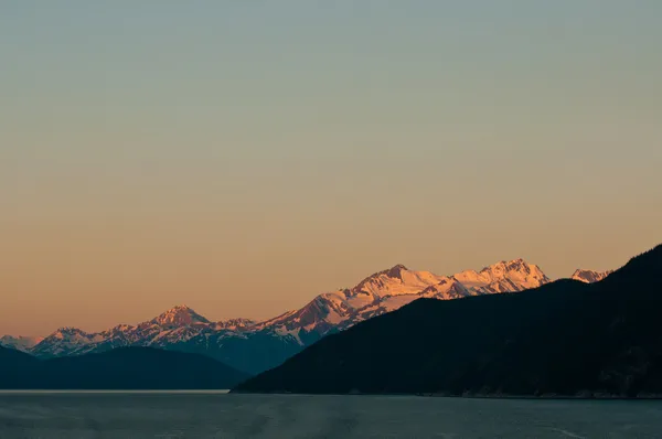Besneeuwde bergen bij zonsopgang — Stockfoto