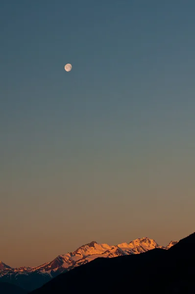 Alpenglow on mountains — Stock Photo, Image
