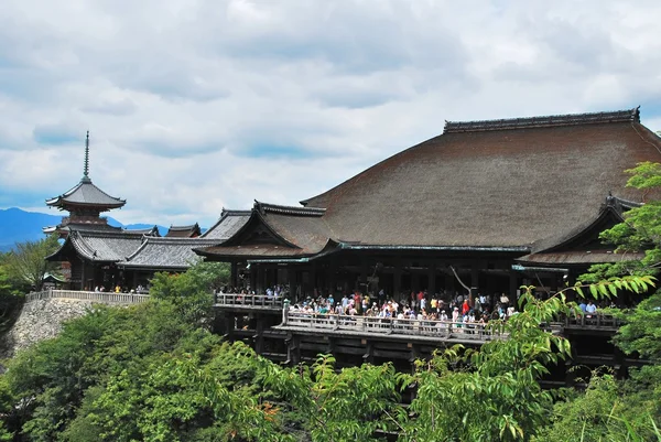 Kiyomizu Tapınağı ve pagoda görünümü — Stok fotoğraf