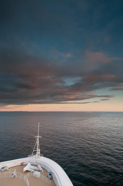 Круизный корабль, плывущий на закате — стоковое фото