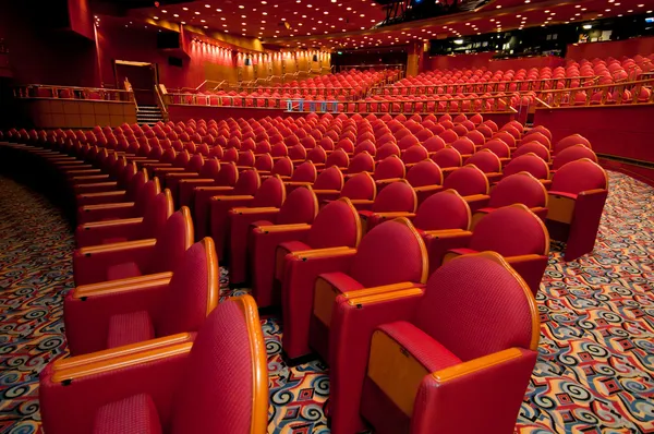 Assentos vermelhos dobrados — Fotografia de Stock