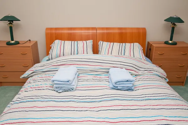 간단한 숙소 침실 — 스톡 사진