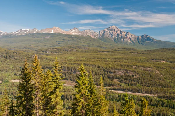 Панорамний вид на гірські краєвиди — стокове фото