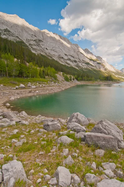 Πανέμορφη λίμνη και το ορεινό τοπίο — Φωτογραφία Αρχείου