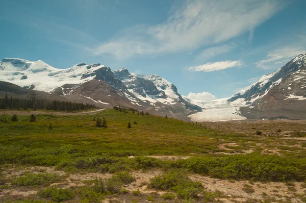 雪に覆われた山々 と氷河 — ストック写真