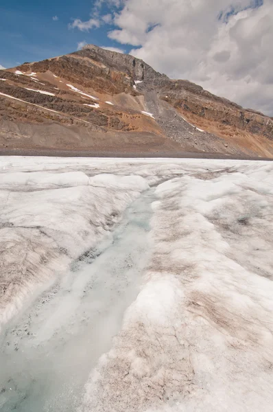 Rivière sur champ de glace — Photo