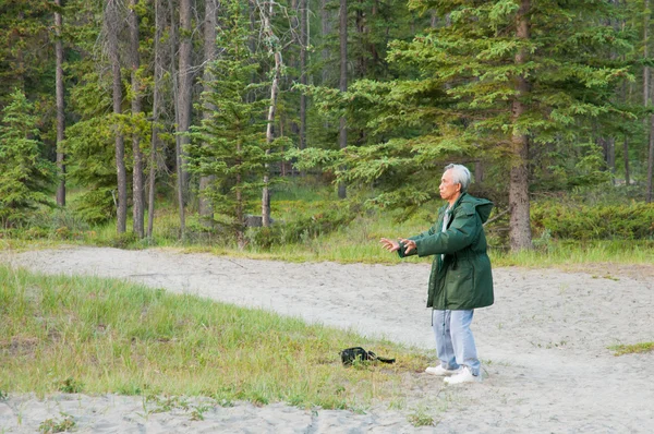 Hombre mayor practicando qigong —  Fotos de Stock