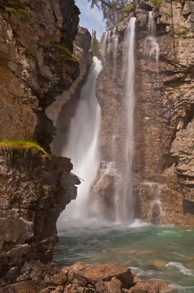 Höga majestätiska vattenfall — Stockfoto