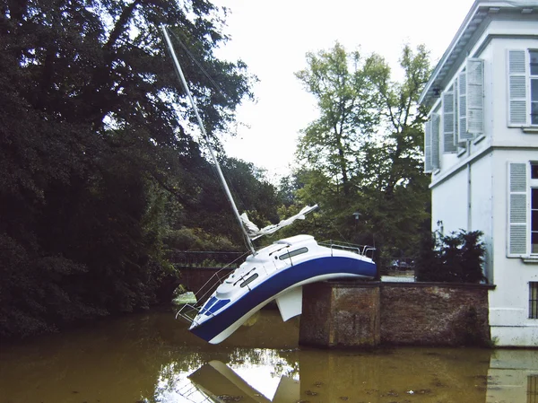 Ein zu beheiztes Boot kam ein Ufer zu weit — Stockfoto