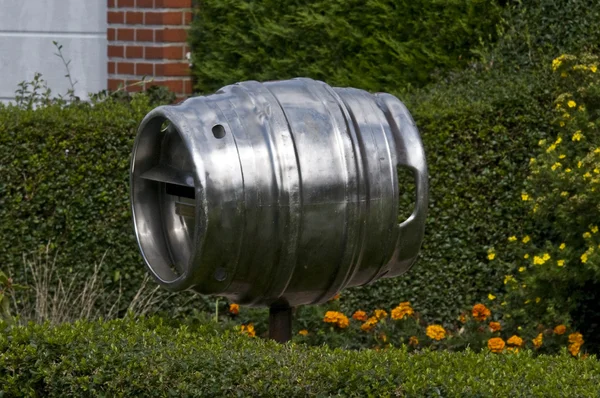 Ein Aluminiumfass für Bier, das unter Druck zum Briefkasten verarbeitet wird — Stockfoto