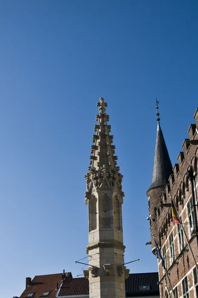 ベルギー geraardsbergen で市庁舎の横にある歴史塔の噴水 — ストック写真