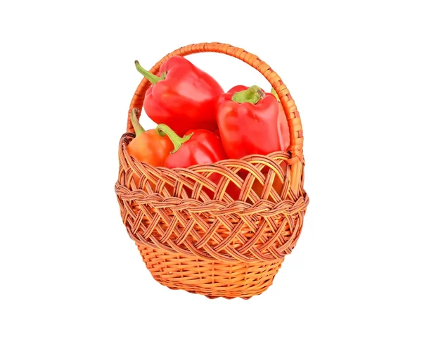 Pimienta roja en una cesta de mimbre — Foto de Stock