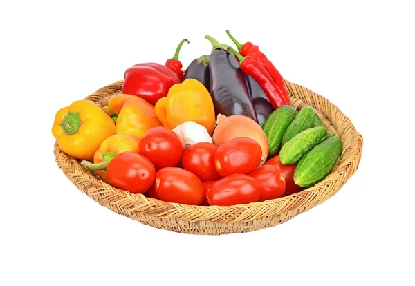 Legumes em uma cesta wattled — Fotografia de Stock