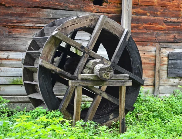 Винтажное водяное колесо — стоковое фото