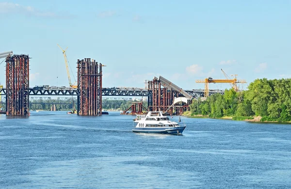 橋の工事現場とボート — ストック写真