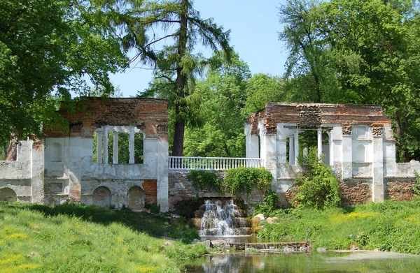 Colonnade antique ruines avec chute d'eau — Photo