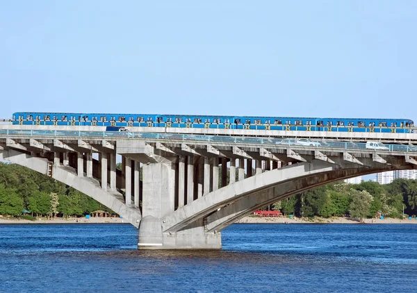 Μετρό γέφυρα με το μετρό στο σταθμό — Φωτογραφία Αρχείου