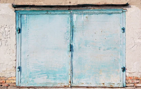 더럽고 녹슨 차고 문 — 스톡 사진