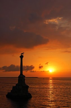 Sivastopol harbor, anıt evlendikten Rus gemisi günbatımında