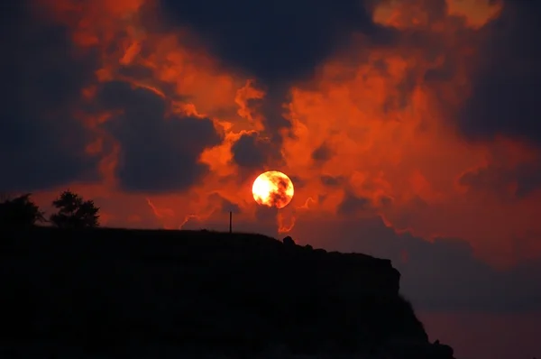 Puesta de sol sobre colina — Foto de Stock