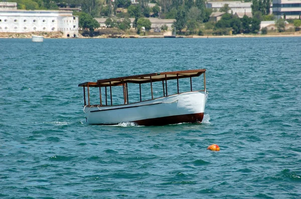 Лодка в Севастопольской гавани — стоковое фото