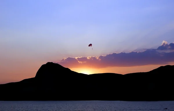 Parachute and mountain at sunsete — Stock Photo, Image