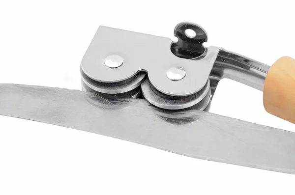 Afilar un cuchillo con una amoladora de cuchillos —  Fotos de Stock