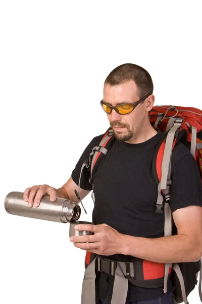 O homem com garrafa térmica e chá — Fotografia de Stock