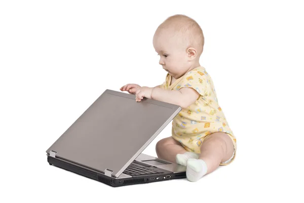 Porträtt baby med bärbar dator — Stockfoto