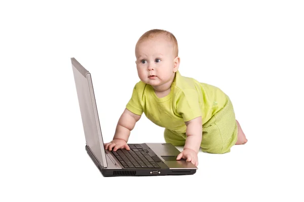 肖像婴儿用的笔记本电脑 — 图库照片
