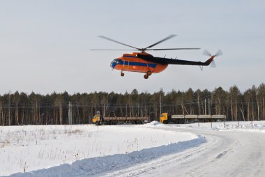 yol üzerinde gökyüzü kargo helikopterle